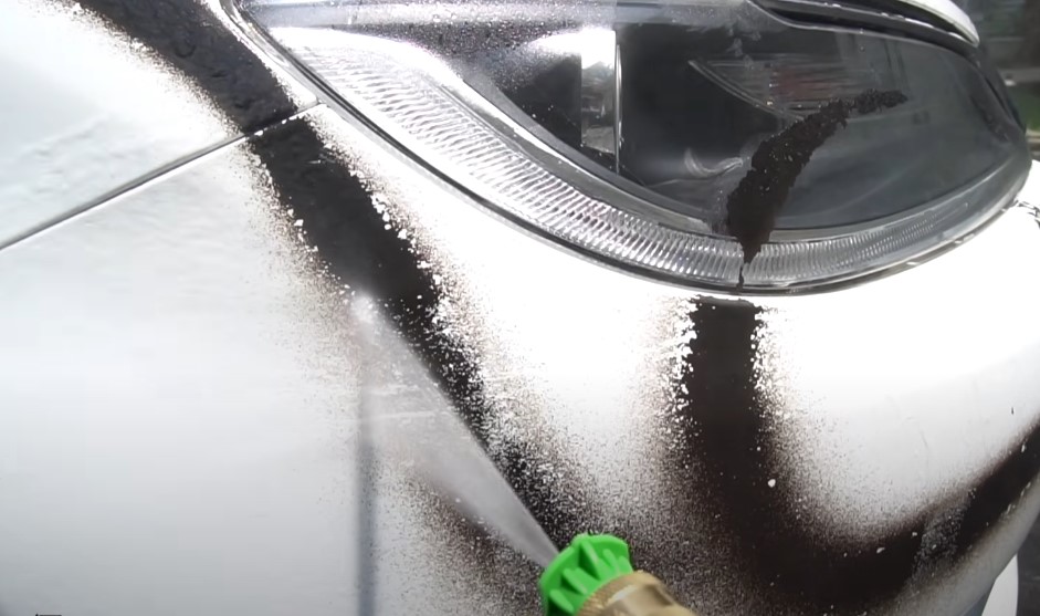 Cleaning car paint with water