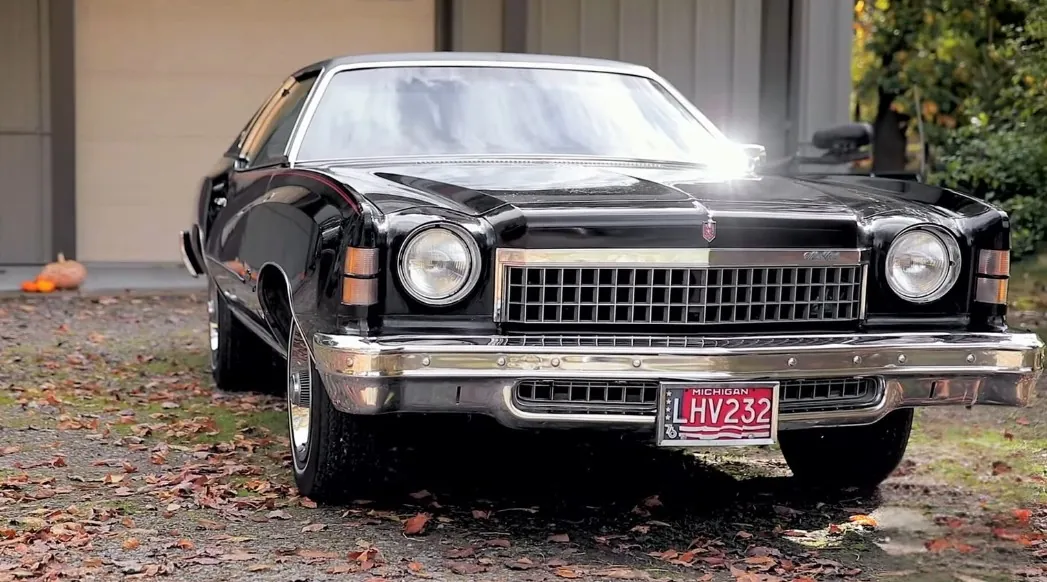 A classic Chevy Monte Carlo 1974 parked in front of the house