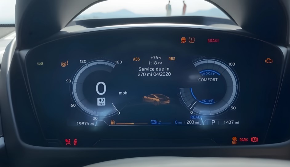 Digital instrument panel with essential vehicle information