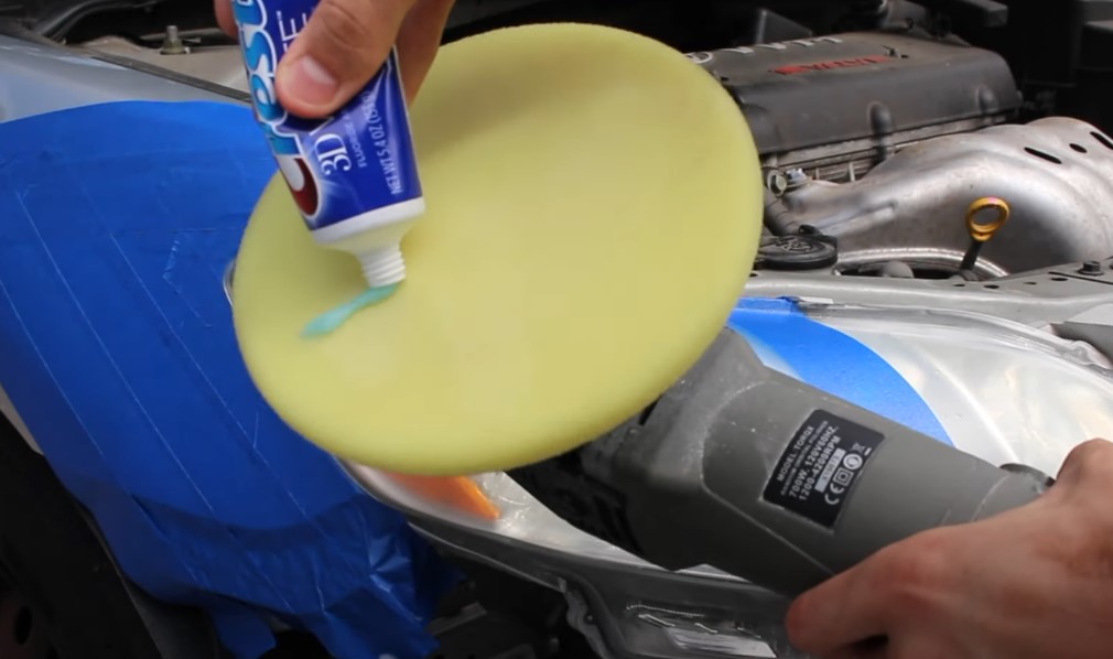 Applying a polishing compound to a car headlight