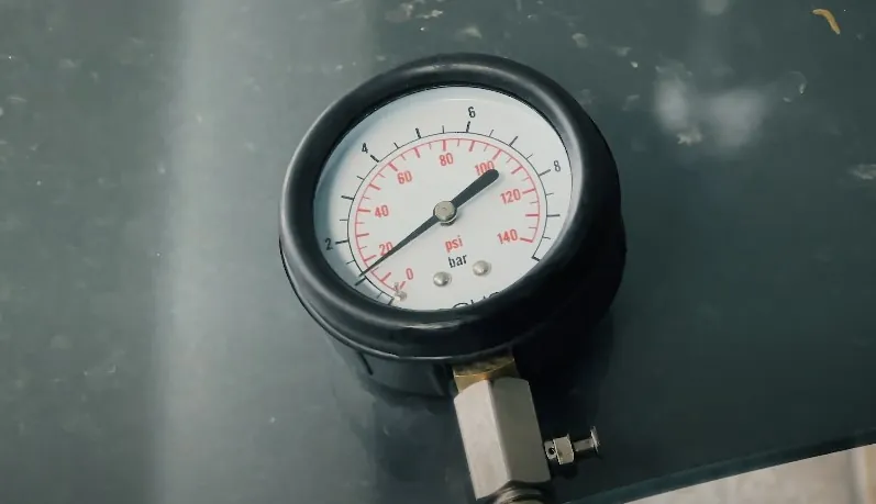 Precision pressure gauge, displaying current readings