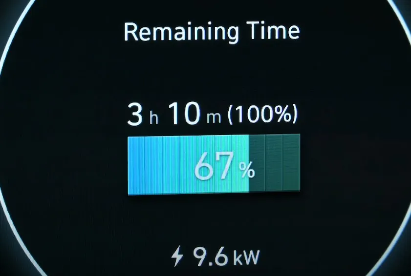 Charging display shows 3 hours and 10 minutes remaining, with 67% battery capacity