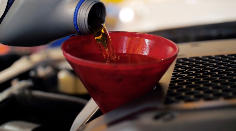 Precise pouring of motor oil into a funnel