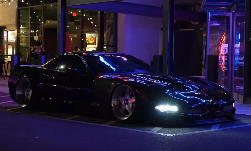 Black Corvette C5 parked in front of hotel
