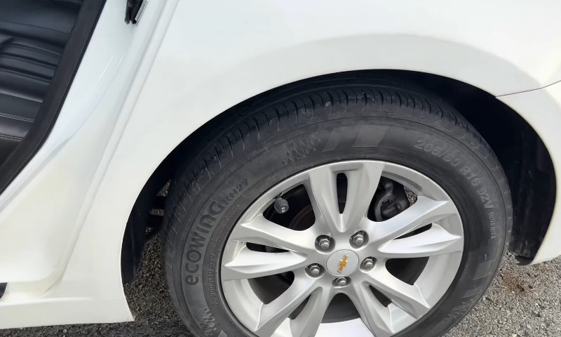 Close up view of Chevy Cruze wheel