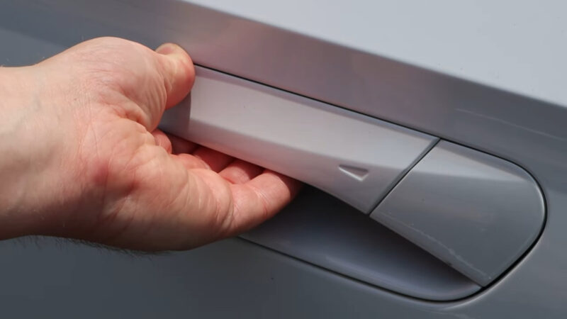 Volkswagen ID.4 door handle being manually opened during unlocking issues